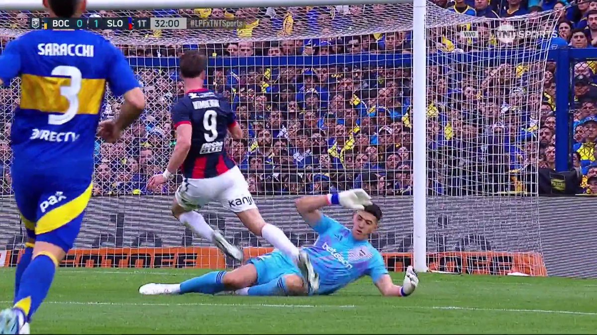 Echavarria y el VAR decidieron que esto no fue penal de Brey a Vombergar en Boca - San Lorenzo.