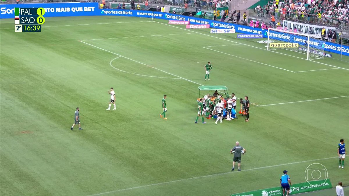 ⚠️⚠️ IMAGENS FORTES Após uma disputa de bola, Patryck teve uma queda feia em campo e precisou de atendimento. O jogador caiu desacordado, foi imobilizado pela equipe médica e colocado na ambulância. Patryck saiu acordado, aplaudido pela torcida e será encaminhado ao hospital.