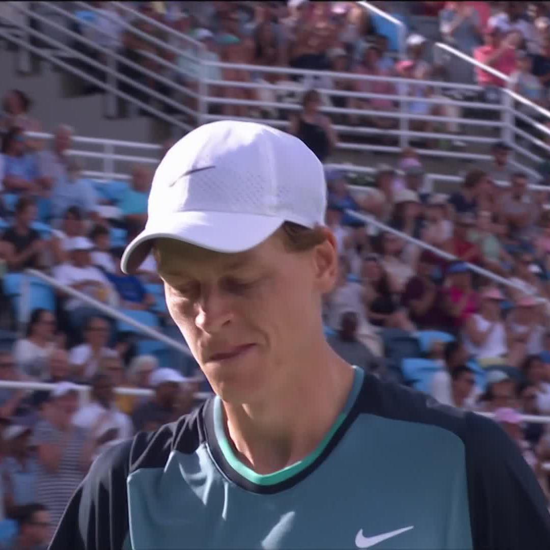 Voce del verbo disegnare il tennis. COSA HAI FATTO JANNIK SINNER. COSA. Uno dei punti più belli dell'anno a mani bassissime, senza se e senza ma 🥵