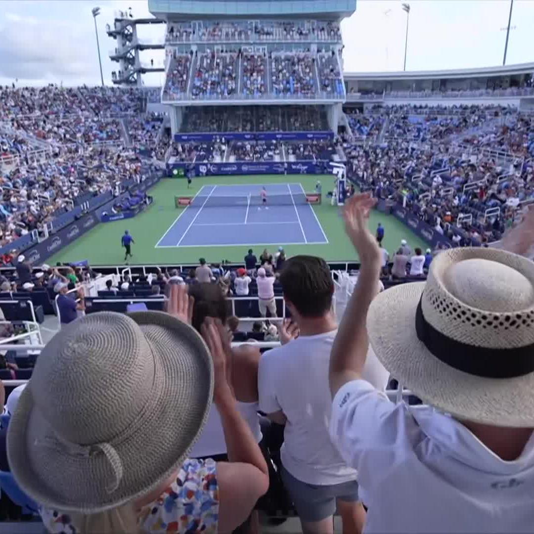 Sinner is thrashing the ball against Zverev. Two set points saved. Incredible tiebreak. Nerves of steel from Jannik. Beautiful finish at the net to win the set. 🇮🇹🦊