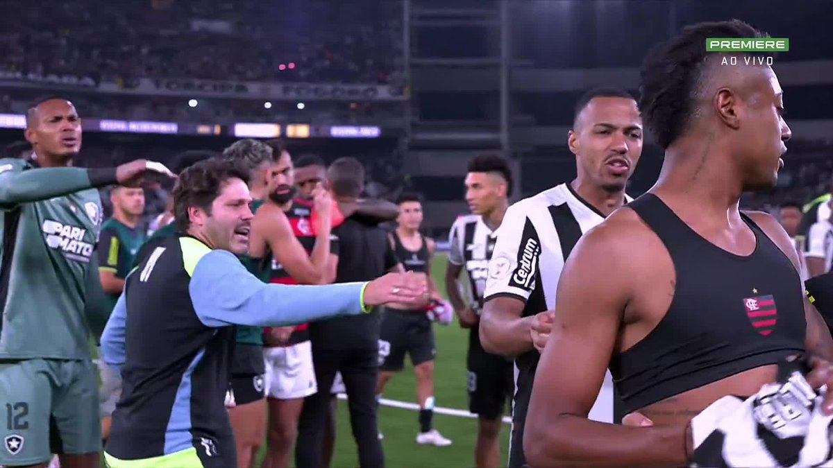 Após o jogo acabar, Marlon Freitas foi conversar com Bruno Henrique, que marcou o gol para o Flamengo e provocou a torcida adversária.