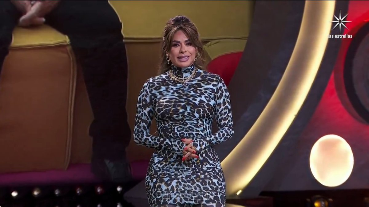 ¡Buenas noches habitantes, comenzamos #LaCasaDeLosFamososMx recordando que este programa es un JUEGO, y todos mis habitantes son seres humanos como ustedes y como yo, vamos a divertirnos y a disfrutar este proyecto hecho con mucho gusto y cariño para ustedes! 👄💙