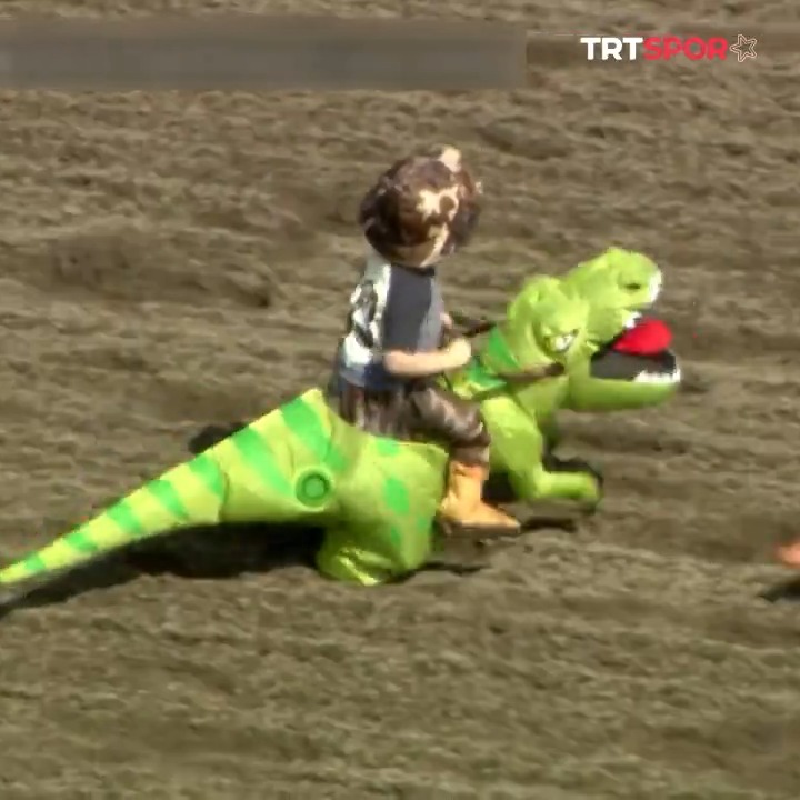ABD'de düzenlenen T-Rex Dünya Şampiyonası, renkli görüntülere sahne oldu.