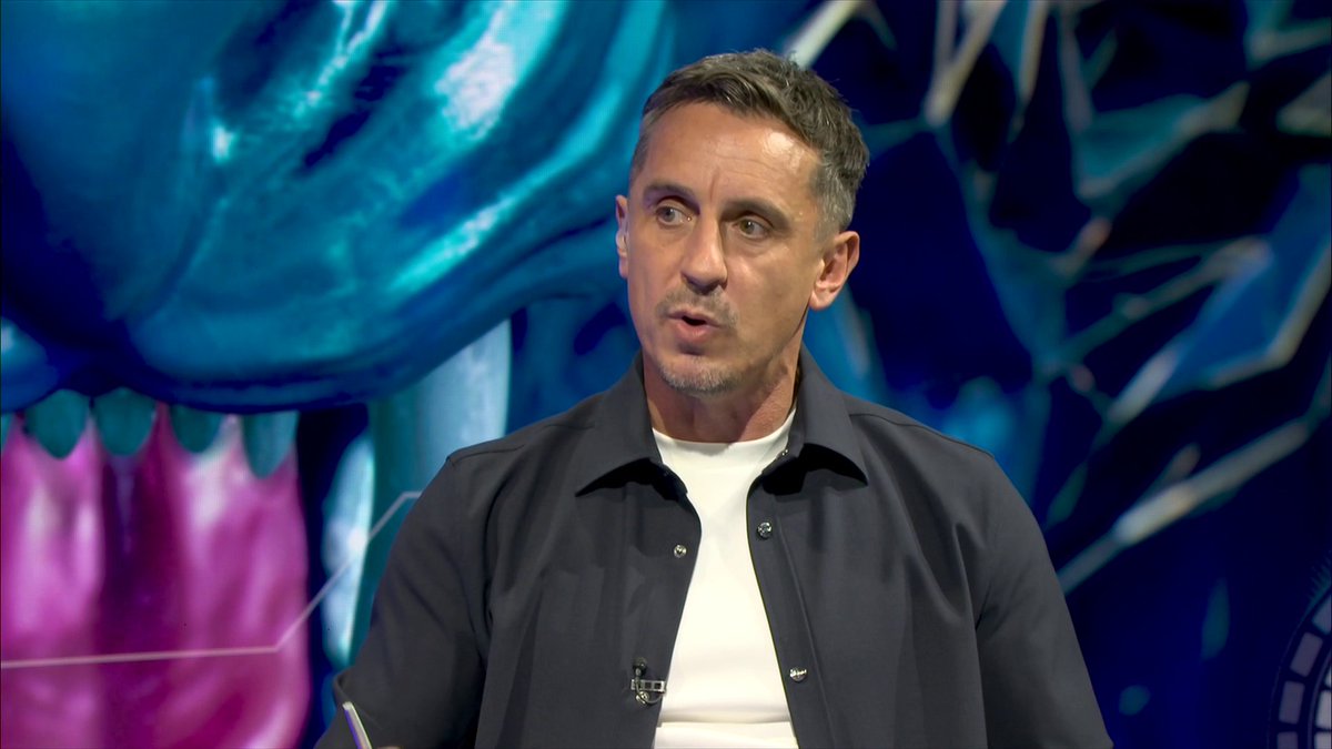 "If I make a mistake here, I'm done." Gary Neville on the Chelsea dressing room and how players may be feeling 'on edge' in their positions 😮