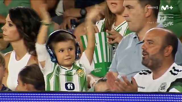 💚 Alberto, con su Real Betis Balompié 🌴💚 en su Villamarín. #ElDíaDespués