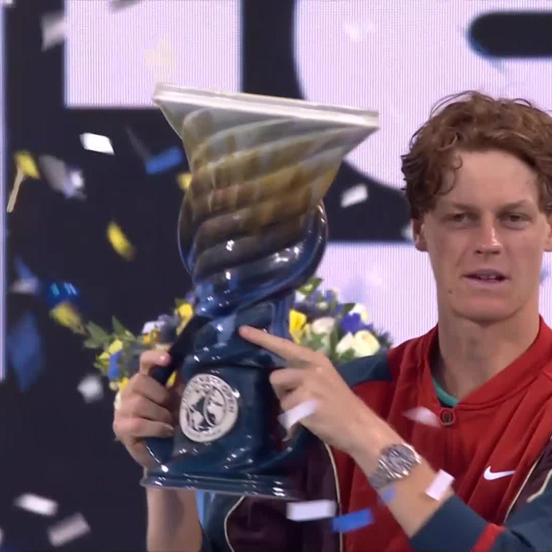 Primo italiano a raggiungere 15 titoli nel circuito ATP. E QUANTO si è meritato di aver alzato questo trofeo dopo un periodo decisamente toato. Splendi sempre Jannik, contro tutto e tutti, come solo tu sai fare 🦊🏆