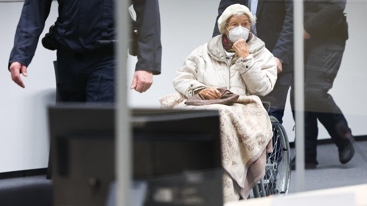 Una burócrata del Holocausto El Tribunal Supremo alemán ratificó este martes la condena contra una mujer identificada como Irmgard Furchner, de 99 años de edad, exsecrataria del campo de concentración de Stutthof, por complicidad en 10.505 casos de asesinato. /e