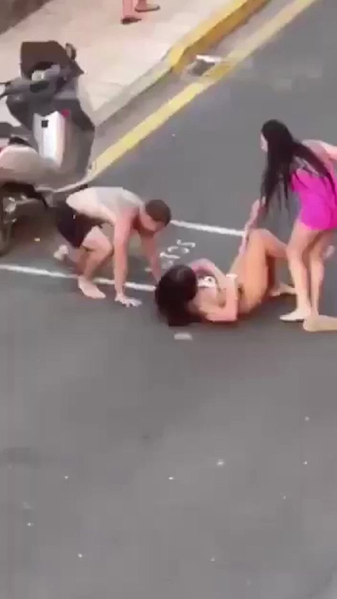💢La ira viral de Mario en Tenerife: pega a su novia, a un policía, a un turista y rompe la luna de un coche 👮🏻Finalmente, la Guardia Civil puso a disposición judicial a este joven, de 20 años, por violencia de género, daños, atentado a agente de la autoridad y lesiones