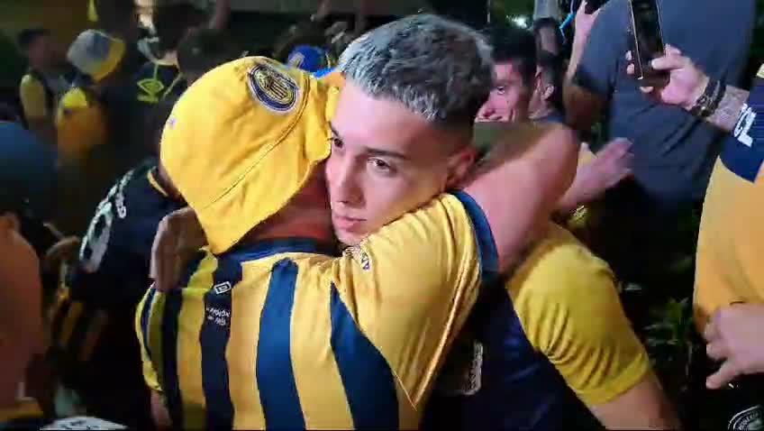 LOCURA CANALLA: los hinchas de Rosario Central recibieron con fiesta y abrazos al plantel en Brasil.