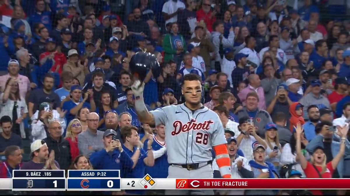 The Chicago Cubs faithful welcomes Javier Báez back to Wrigley 👏