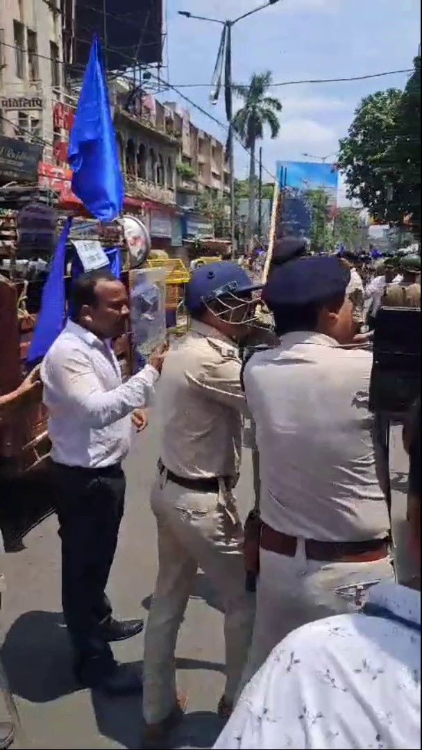 SDM was in civil dress, Bihar Police beat him thinking he was a protestor.🤦🏻♂️😂 Hope he doesn't lose his job...