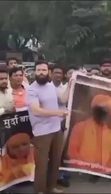 जब तक अरेस्ट न हो जाए प्रोटेस्ट करके रखिए और रिपोस्ट करते रहिए। नागपुर.. पैगंबर मोहम्मद ( S.A.W ) की शान में गुस्ताखी करने वाले गुस्ताख ए रसूल रामगिरी महाराज के विरोध में मुस्लिम समाज का आंदोलन ... रामगिरि महाराज वा महाराष्ट्र के मुख्यमंत्री एकनाथ शिंदे के पोस्ट पर कलक पोत जमकर विरोध प्रदर्शन किया ।। #ArrestGangaGiriMaharaj
