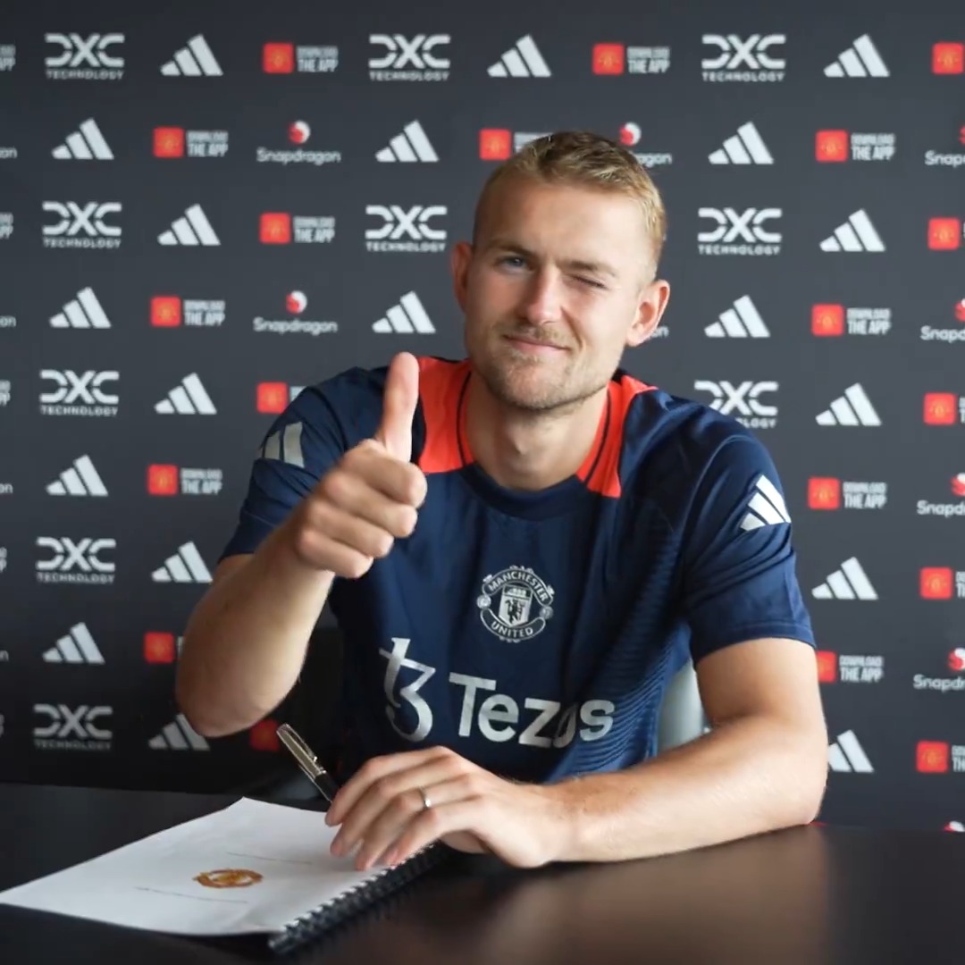 A look behind the curtain 👀 Your behind-the-scenes ticket to Matthijs and Noussair's first hours in red 🔴🎬 #MUFC