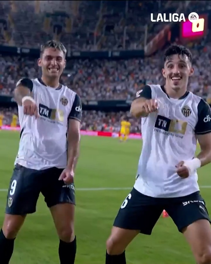 Volando en Mestalla. 🦇 Hugo Duro x Valencia CF #LALIGAHighlights