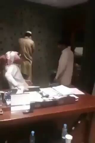 للاخوة الذين يهاجمون فيلم "حياة الماعز" على اساس انه يسيء لسمعة المملكة العربية السعودية، هذا مقطع حقيقيّ يؤكد محتوى الفيلم #حياة_الماعز و فيه كفيل سعودى حقيقي يعتدى على العاملين الباكستان و الهنود !!