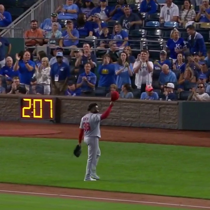 It's been nine years but #Royals fans won't forget. Johnny Cueto gets a standing O as he exits tonight's game. 👏👏👏 📺: Bally Sports | 📱: Bally Sports app