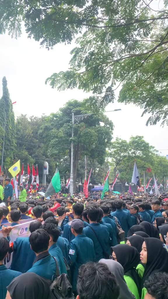woww ternyata Semarang serame ini cokkk. Panjang umur perjuangan!!! Hidup mahasiswa!!! Hidup rakyat Indonesia!!! cr tt: saiful_muhjab