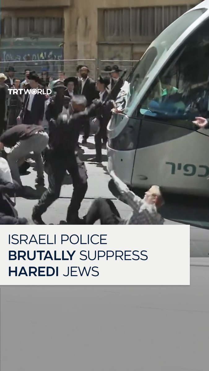 Si la police fait ça à des juifs religieux qui refusent d’être enrôlés dans l’armée 🇮🇱 suite à une nouvelle loi de conscription forcée des haredims (religieux orthodoxes) imaginez comment ils ont traité les palestiniens ces 75 dernières années .