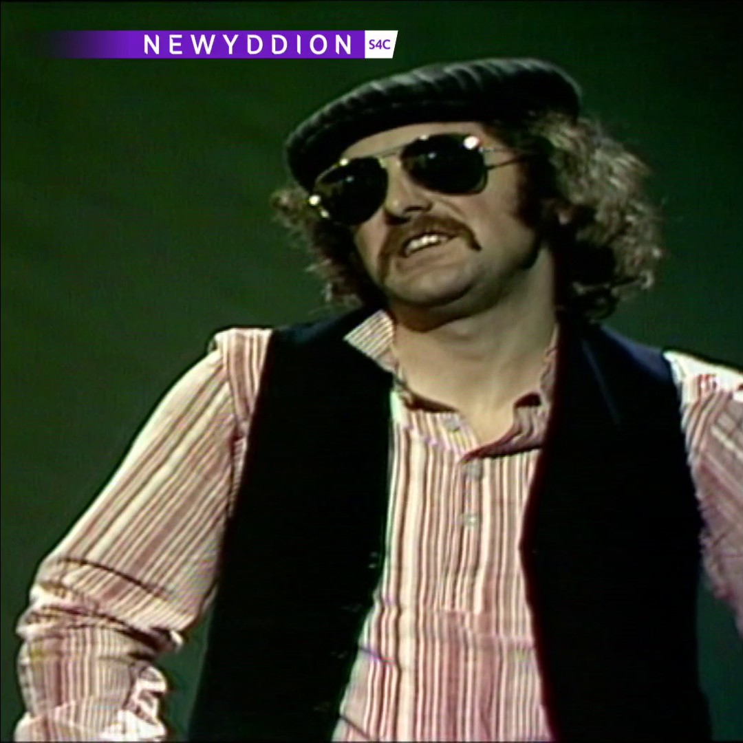 'Yr amryddawn, aml-wynebog, unigryw Dewi Pws Morris' Cofio'r cerddor, actor a’r awdur Dewi Pws sydd wedi marw'n 76 oed
