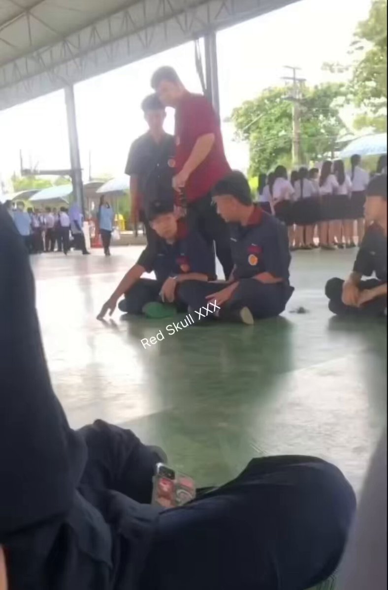 วิทยาลัยเทคนิคแม่สอด สาขาช่างยนต์ สาขาอื่นดีหมด อาจารย์คนนี้ยังบอกอีกครับ ว่าบอกกับ รอง ผอ.ว่าผมจะทำต่อไป เคยเอาปืนมาโชว์นักเรียนด้วยครับ ครูที่สอนสาขาอื่นดีหมด อนุญาตให้ไว้ผมได้ แต่สาขาช่างยนต์โดนแบบนี้ครับ ตัดกะให้แก้ไม่ได้เลย นักเรียนโดยประมาณ 40 50 คนครับ #เทคนิคแม่สอด #ช่างยนต์ #ตัดผม