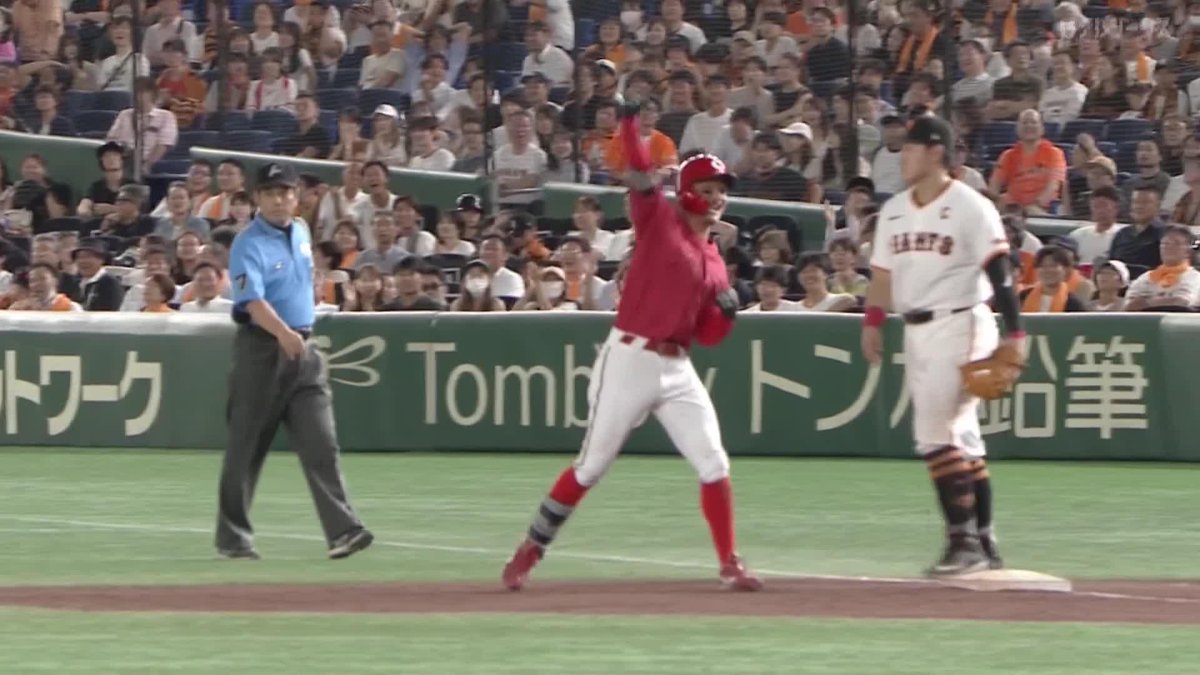 / 最高のガッツポーズ \ 誰よりも早く飛び出したのは新井監督 #矢野雅哉 タイムリーヒット ⚾プロ野球(2024/8/22) 🆚巨人×広島 📱Live on DAZN #DAZNプロ野球 #carp
