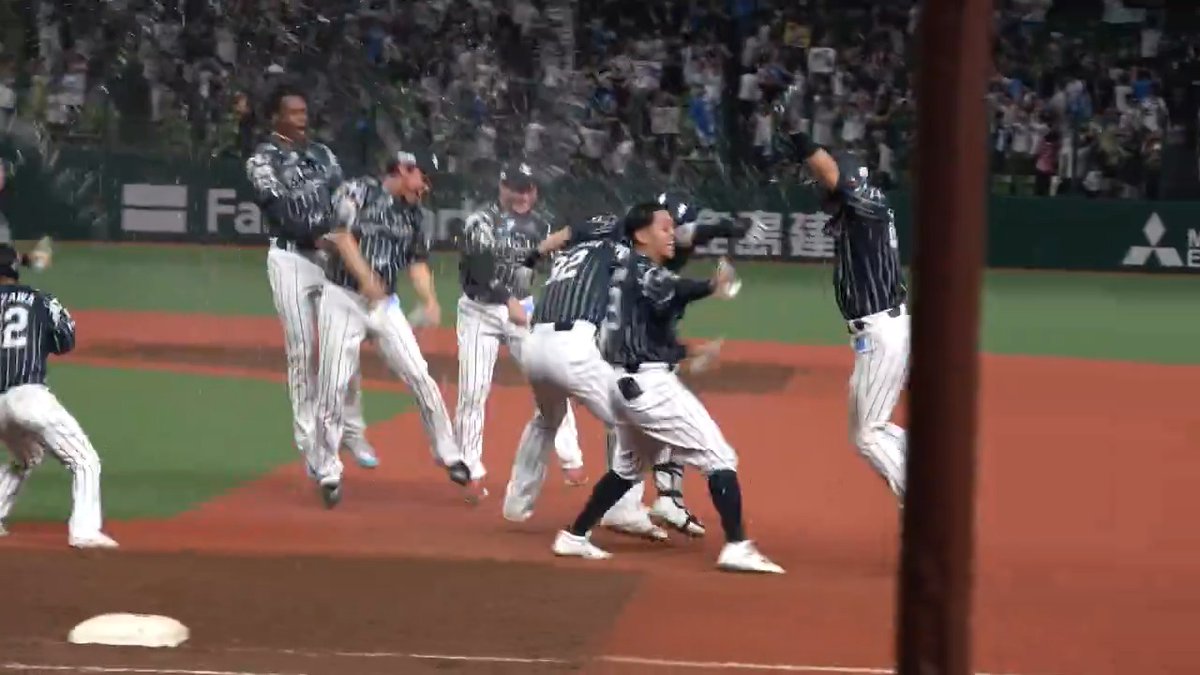 #源田壮亮 選手のプロ初サヨナラ適時打で勝利! サヨナラの瞬間をありとあらゆる角度でどうぞ! 皆さんの見どころを全方位版で見つけて、コメントで教えてください! ▼全方位動画はこちら #埼玉西武ライオンズ #seibulions #やる獅かない #ハントブルーユニ