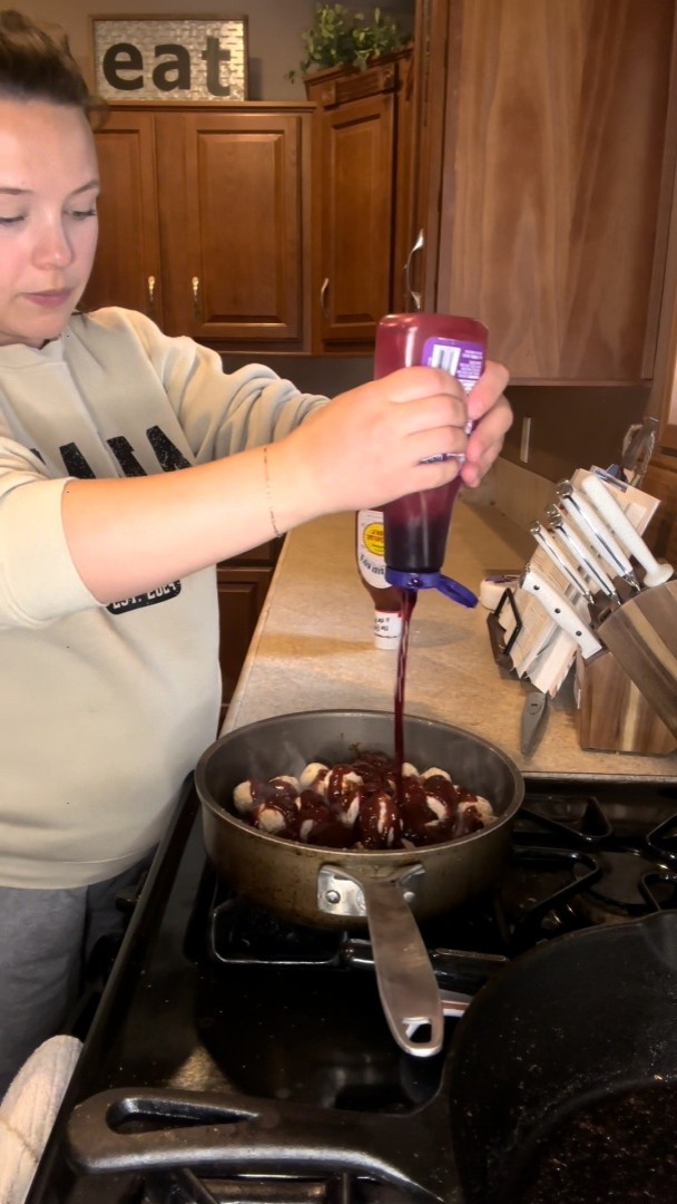 😋 Boulettes de viande surgelées avec un pot entier de sauce barbecue Les recettes que ces parents américains postent sur Tiktok choquent les internautes européens
