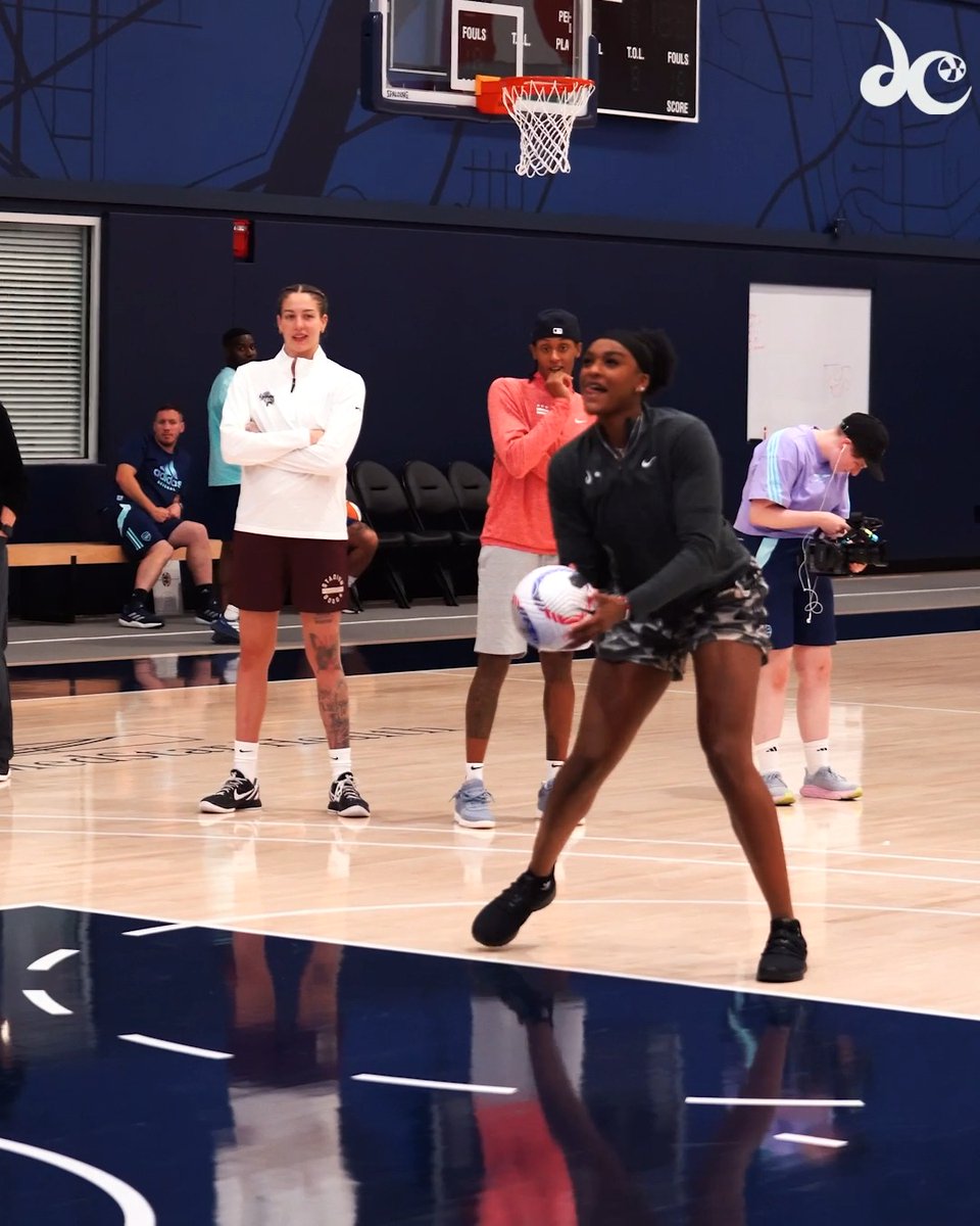 The crossover you never knew you needed ⚽🏀 Thanks for @arsenalwfc swinging by practice!