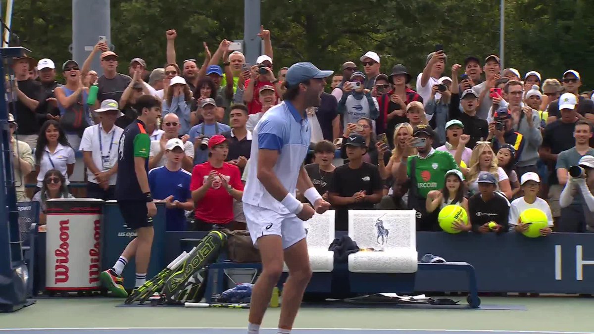 FIRST Grand Slam main draw 🔓 22-year-old American Eliot Spizzirri battles past Joao Fonseca in a 7-6(8), 6-7(5), 6-4 thriller!