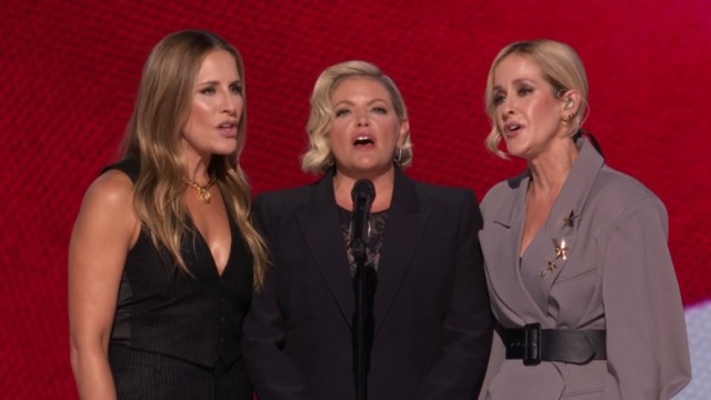 .The Chicks perform the National Anthem at the Democratic Convention