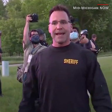 This is the video of DNC speaker Sheriff Chris Swanson laying down his riot gear in 2020 and marching with demonstrators. #LetsWalk #DNCConvention2024