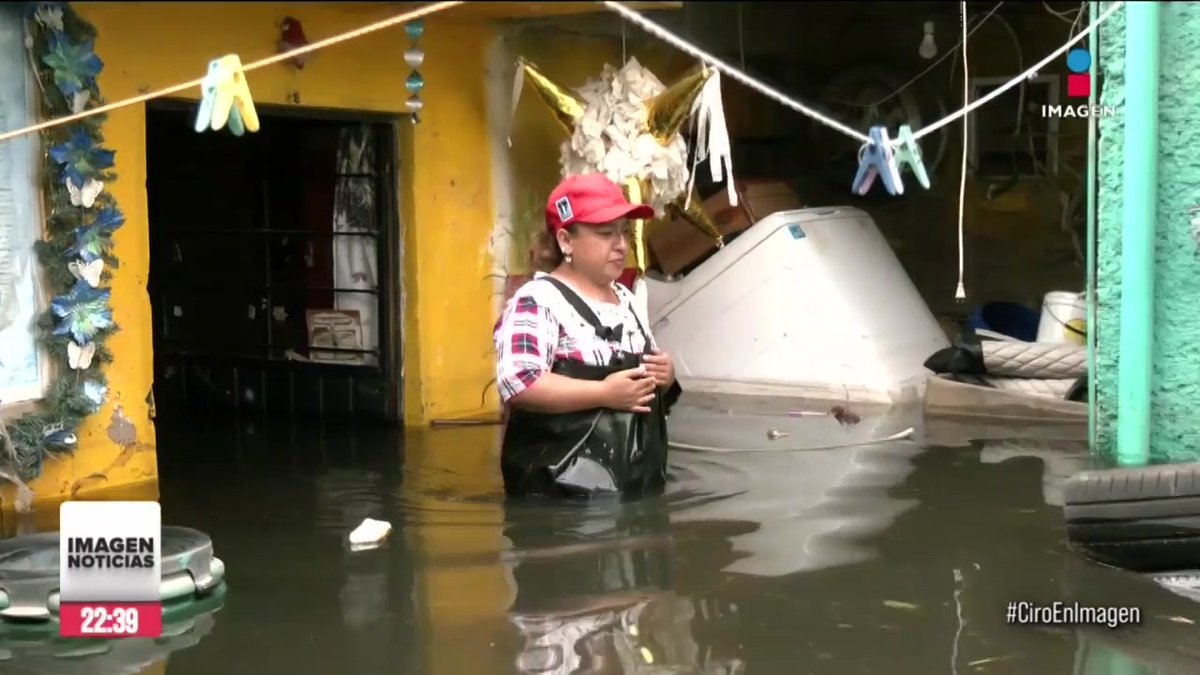 โYa es imposible vivir aquรญ. Ya ni llorar es buenoโ. La seรฑora Corina regresรณ a su casa luego de dos semanas de las inundaciones en #Chalco ยฟ๐๐๐ฅ๐ ๐ฅ๐ ๐ฉ๐๐ง๐ ๐ฏ๐ข๐ฏ๐ข๐ซ ๐๐ง ๐ฅ๐ ๐ฆ๐ข๐๐ซ๐๐ ๐ฉ๐จ๐ซ ๐,๐๐๐ ๐ฉ๐๐ฌ๐จ๐ฌ?