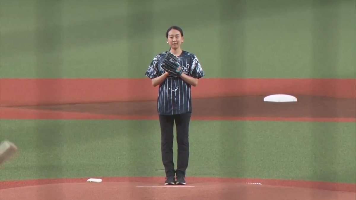 プロフィギュアスケーターの #浅田真央 さんが #始球式 に登場しました‼⚾ ✨ #seibulions 👇ライブ配信こちら!