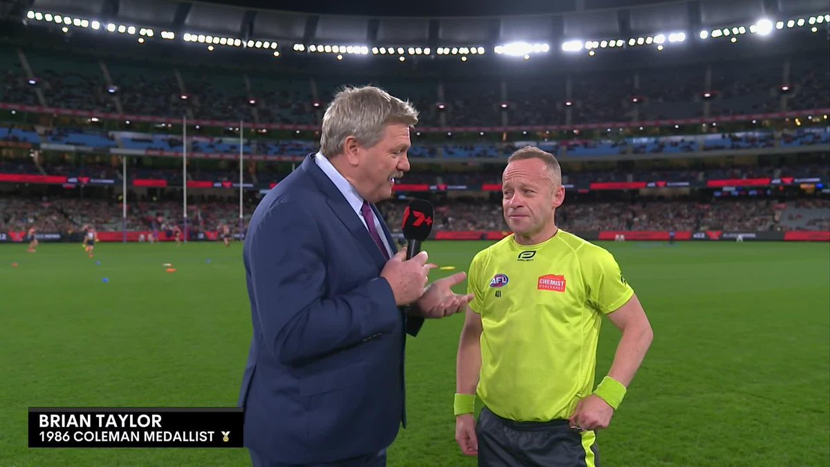 Razor Ray is out there umpiring his final game ❤️ Go well, legend! #AFLDeesPies