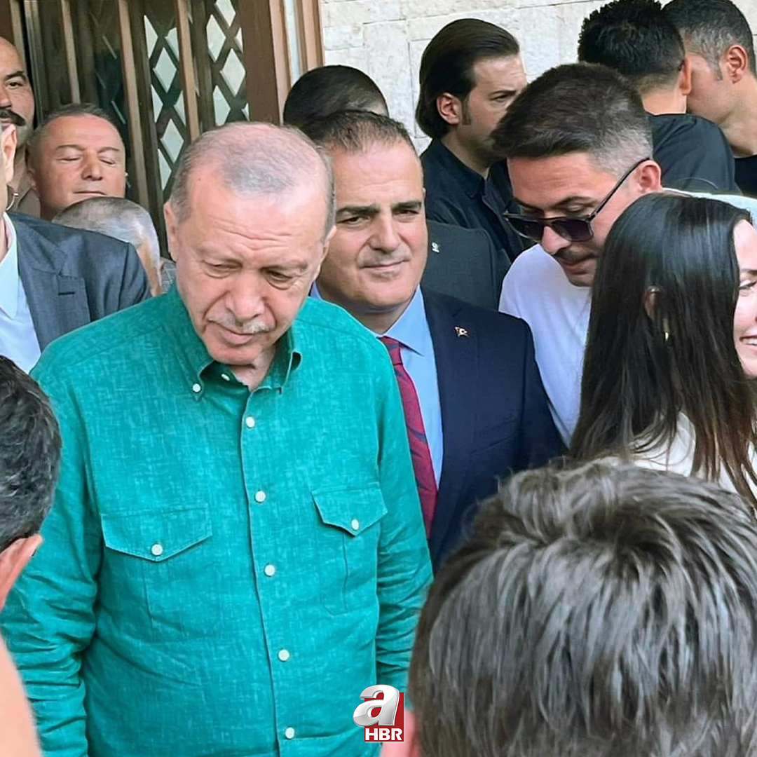🇹🇷 Muğla’nın Marmaris ilçesinde bulunan Cumhurbaşkanlığı yazlık konukevinde dinlenen Başkan Erdoğan, cuma namazını yazlık konukevindeki Millet Camii’nde kıldı.