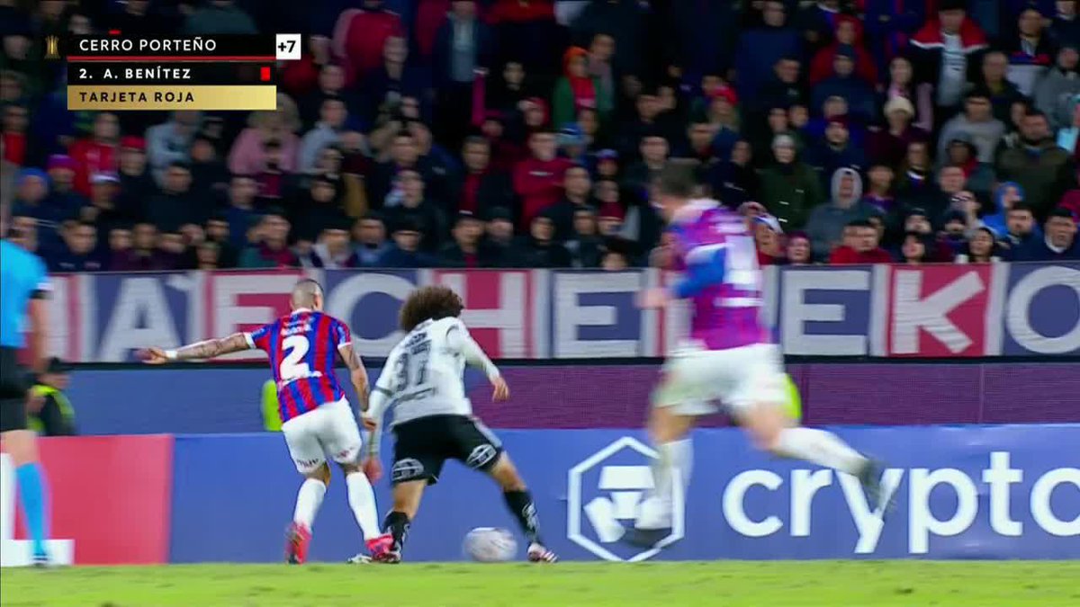Este es Wilmar Roldán, el árbitro que anoche no dudó en expulsar a Advíncula (jugador visitante de turno) a los 9 segundos. Acá necesitó del VAR para sacarle la roja al jugador local de turno por esta plancha criminal. Huelgan las palabras.