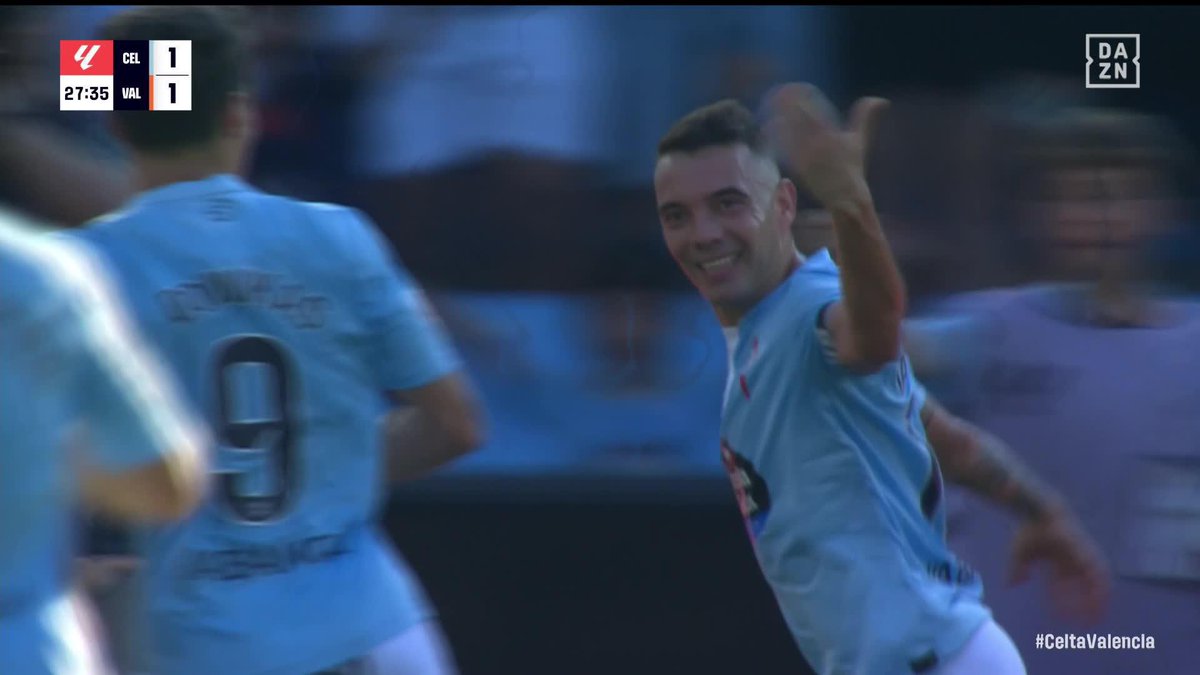 Iago Aspas marcando, señalando el escudo, celebrando con sus compañeros, volviendo loco a todo Balaídos... UNA IMAGEN QUE ES PATRIMONIO DEL CELTA DE VIGO #LALIGAenDAZN ⚽️