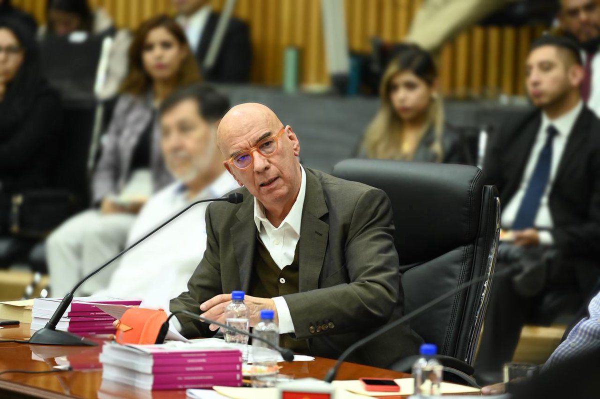Lo que hoy decida el Consejo General del @INEMexico sobre la conformación de las Cámaras de Senadores y Diputados, será algo que el país no olvidará. Las y los Consejeros pueden pasar a la historia como árbitros activos para el fortalecimiento de la vida democrática, o como quienes le abrieron la puerta a la conformación de un régimen de partido hegemónico como el que vivió nuestro país durante más de 70 años, con el PRI. En sus manos está el presente y futuro de México.