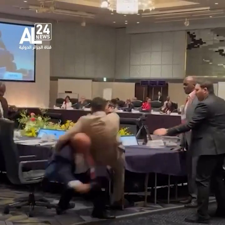 #بلطجة_المخزن | الاعتداء الجبان لدبلوماسي مغربي على وفد جمهورية #الصحراء_الغربية في اجتماع تحضيري لقمة #اليابان لتنمية إفريقيا.