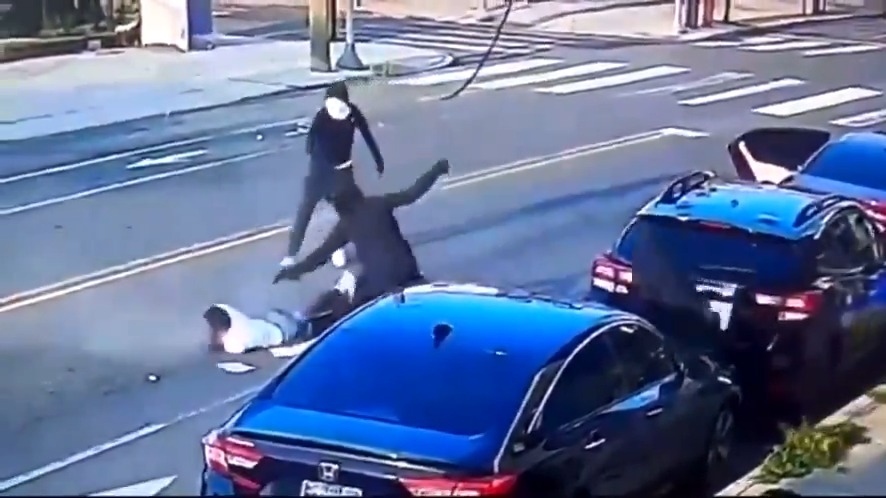 Uncensored version of the video showing a murder in Philly yesterday. It seems people have had enough of cyclists. Plan accordingly.... #CityLife #cyclist #bikes #crime #decay #philly #urban #extendo