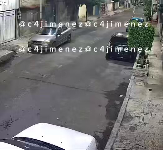 HUYENDO de LA JAURÍA de PERROS Así la desesperación de este hombre para escapar del grupo de perros q lo perseguía por calles de Alcaldía Tláhuac Acabó trepado en el techo de este carro… y luego en otro. Vecinos pidieron apoyo de la Brigada de SSC CDMX Más imágenes #C4EnAlerta