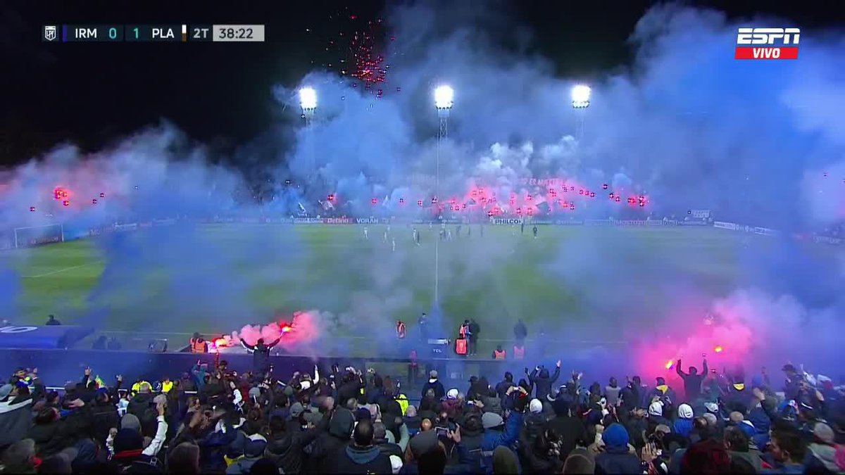 Mirá la FIESTA que se mandaron los hinchas de Independiente Rivadavia mientras van PERDIENDO ante Platense. Una locura. 🎇