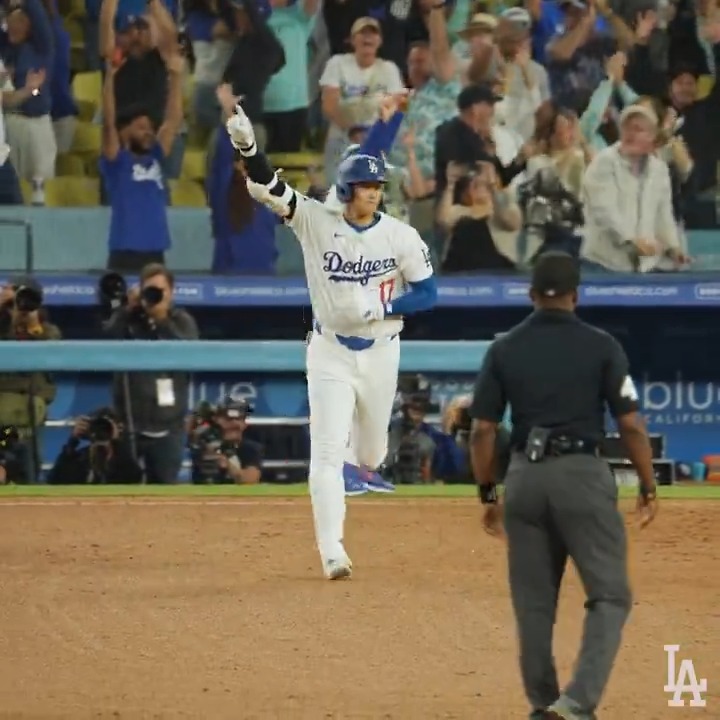 大谷翔平、最高のシーン！🎬 ・大谷ホームラン後がカッコ良すぎ ・カーショウ大喜び ・かめはめ波のキケ ・水掛け担当テオスカー ・全力で手を振るロハス ・大谷を囲むチームメイト ・大熱狂のドジャースファン 🎥Los Angeles Dodgers #大谷翔平 #ドジャース