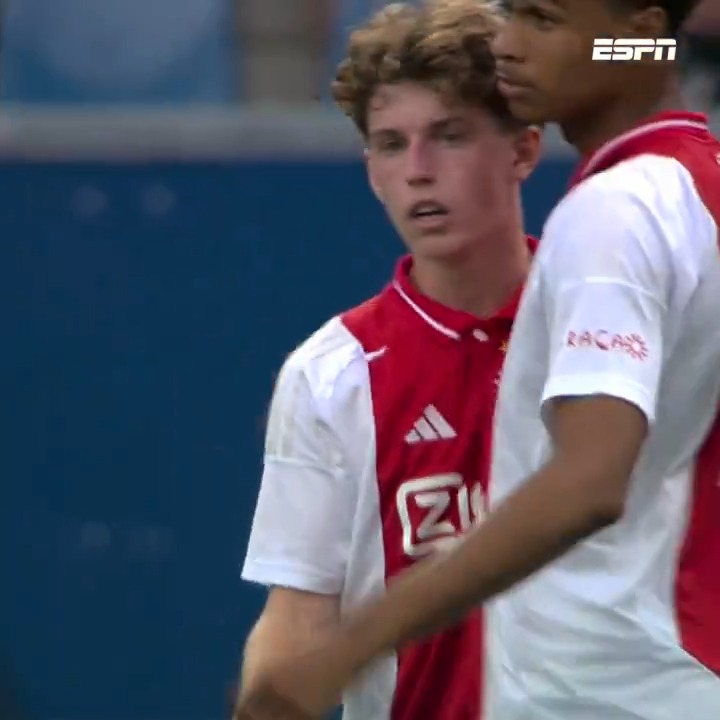 Jan Faberski rondt een dribbel van eigen helft heerlijk af 👏 #fcejaj