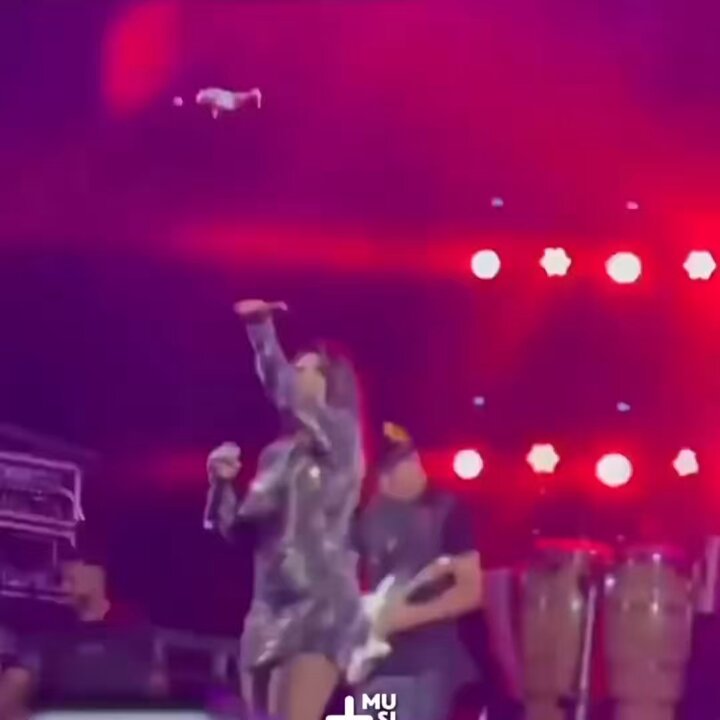 SOCORRO! A vocalista da banca Calcinha Preta achando que o drone conseguia voar ‘igual um pombo’ 🗣️