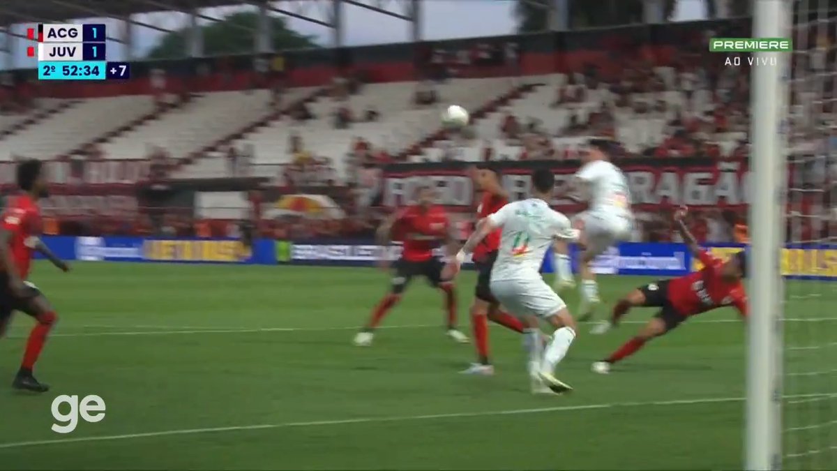 PÊNALTI DECISIVO! Jean Carlos pula e atinge as costas de Jorginho, que cai. O árbitro marca pênalti para o Atlético-GO. Na cobrança, Alejo Cruz fez o gol da vitória do Dragão diante do Juventude!