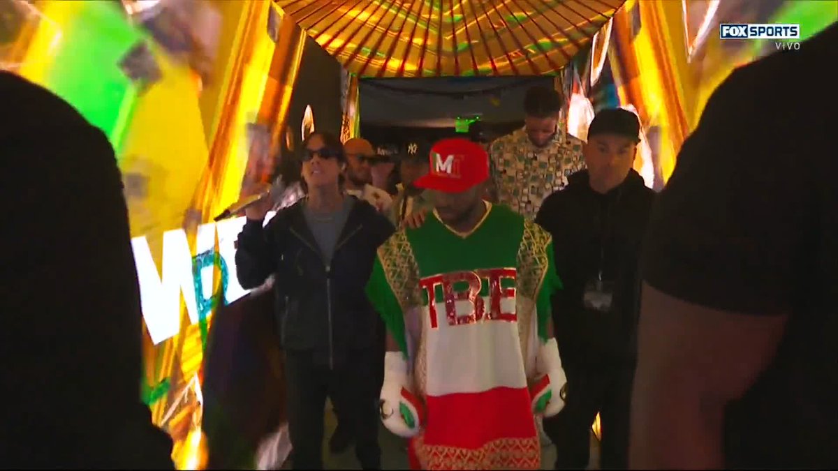 "Natanael Cano": Porque salió acompañando y cantando en la entra de Floyd Mayweather Jr