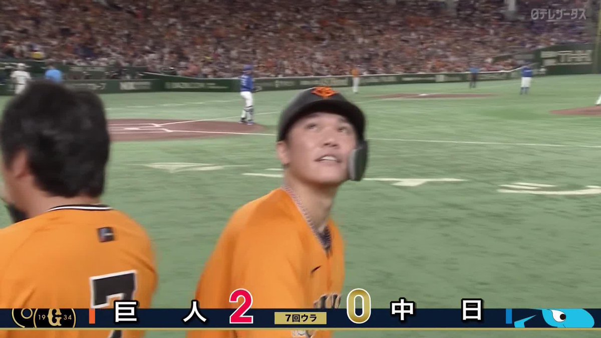 ／ これがスーパースター ＼ 打球は青く染まった左翼席へ #坂本勇人 先制の5号2ラン 好投の #菅野智之 に大きなプレゼント ⚾プロ野球(2024/8/25) 🆚巨人×中日 📱Live on DAZN #DAZNプロ野球 #giants