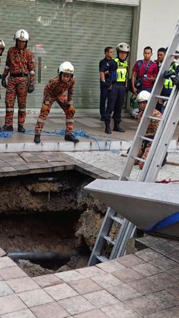 Kuala Lumpur: le sol s'effondre sous les pieds d'une touriste indienne, les recherches se poursuivent pour la retrouver