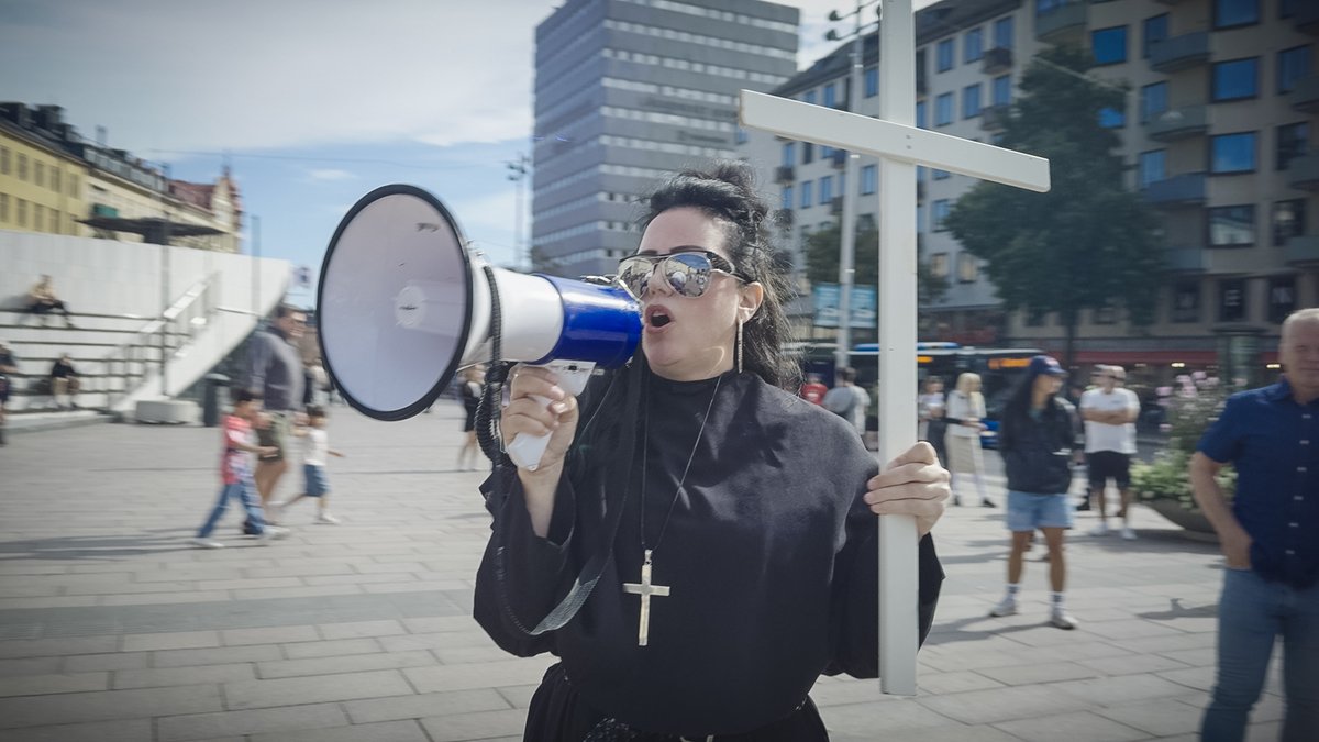 The Swedish priest Jade Sandberg, known for her Quran burnings, is marching through Stockholm with her supporters against Islamization!